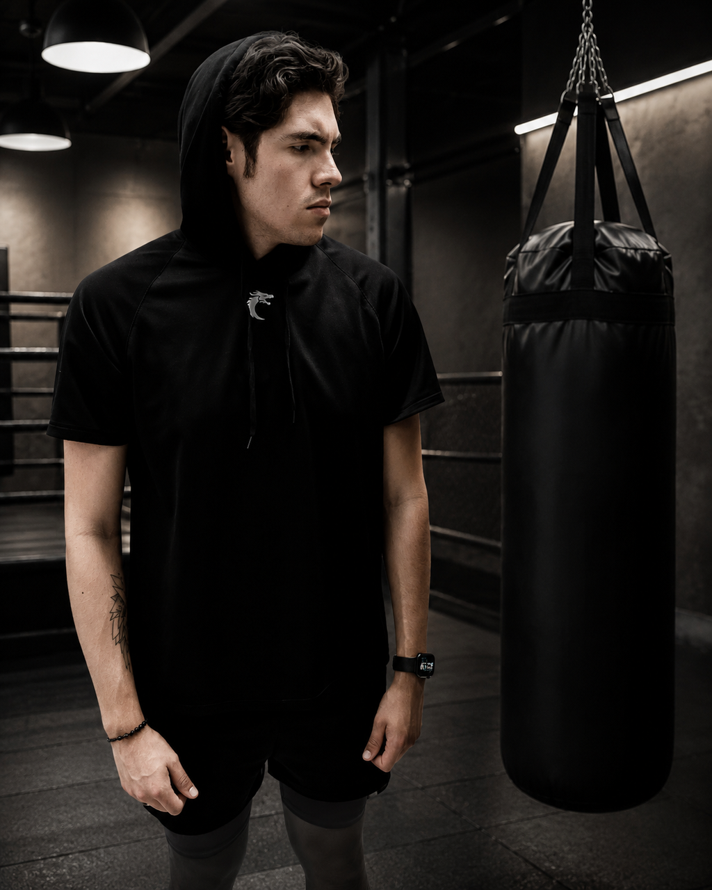 Playera deportiva negra con capucha — Resilience I