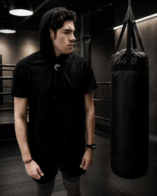 Playera deportiva negra con capucha — Resilience I