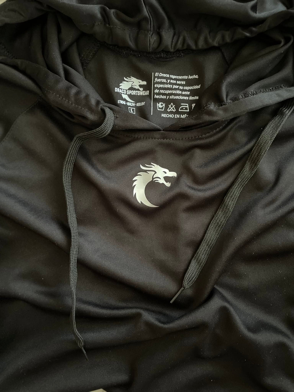 Playera deportiva negra con capucha — Resilience I