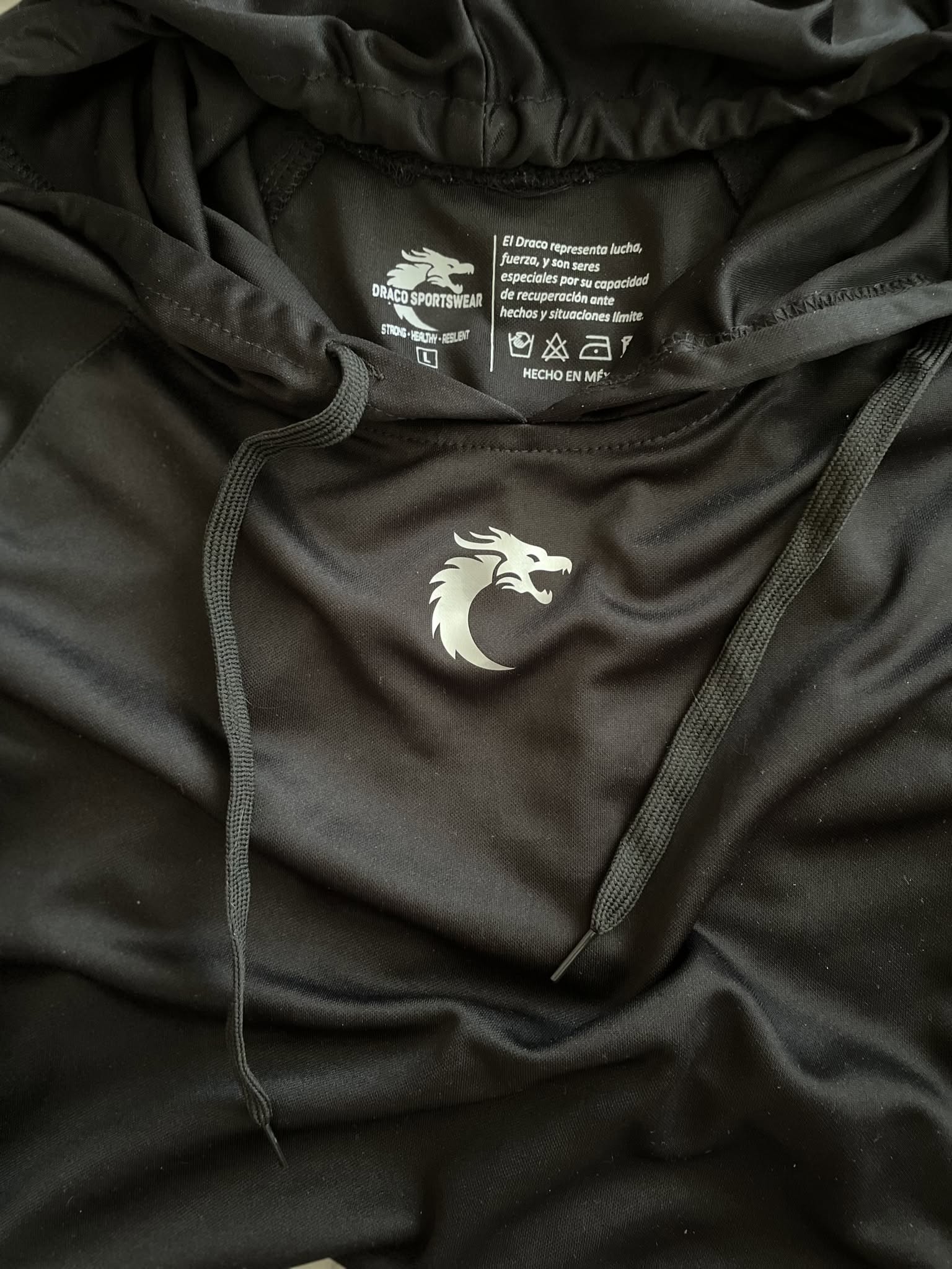 Playera deportiva negra con capucha — Resilience I